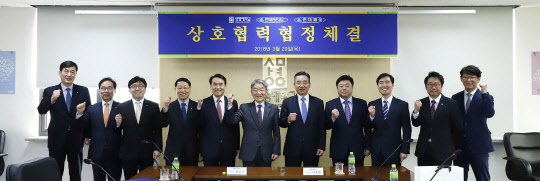 상명대학교(총장 백웅기)가 29일 현대BS&C(회장 이휴원)와 상호협력관계 구축을 위한 협력협정을 체결했다고 밝혔다. 인력, 기술, 정보, 시설 분야에서 교류와 협력을 심화하기로 했다. 백웅기 상명대 총장(왼쪽 여섯 번째)과 이휴원 현대BS&C 회장(일곱 번째)이 양측 관계자들과 기념촬영을 하고 있다. 상명대 제공